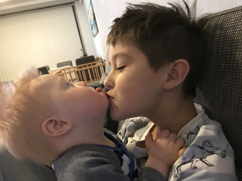 Kai speelt met Sen poging 2